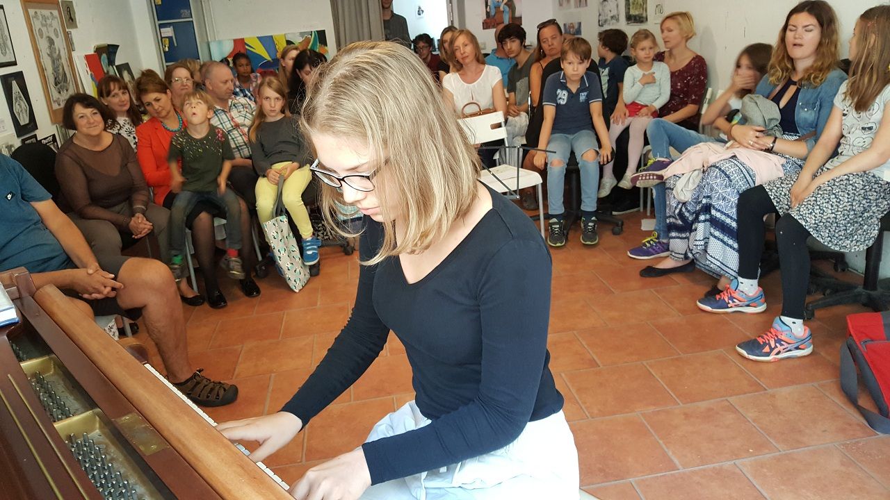 Schülerin spielt beim Musikarus-Sommerkonzert vor Publikum