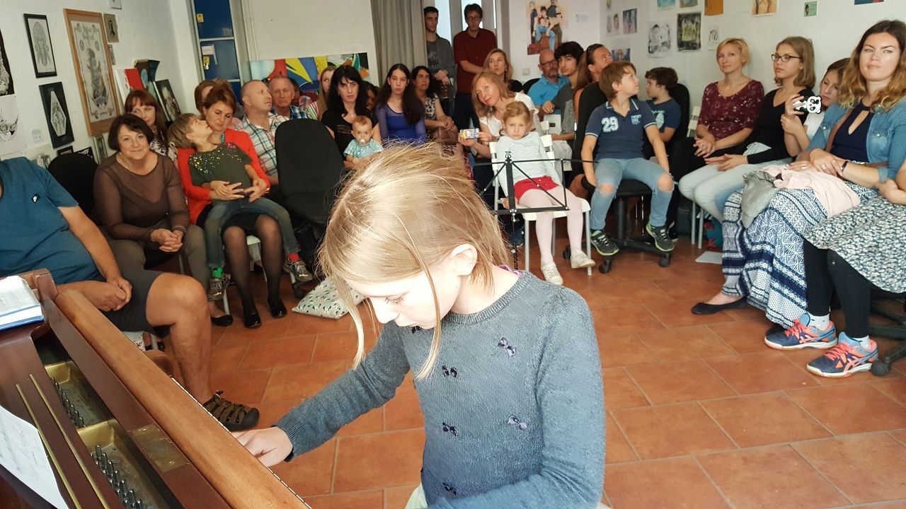 Junge Schülerin spielt beim Musikarus-Sommerkonzert Klavier