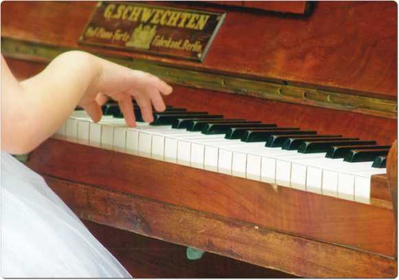 Hand am historischen Klavier